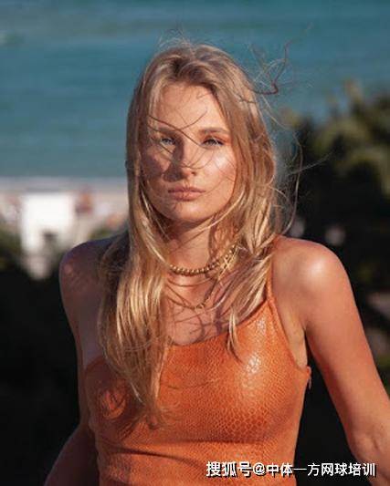 她不仅在比 她不仅在比